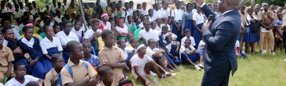 Éducation / Le Ministre KOUADIO Konan Bertin aux élèves de Bocanda : Étant le premier fils du village à être au Gouvernement, « je suis venu vous exhorter à être excellent à l’école pour figurer parmi les cadres de demain ».