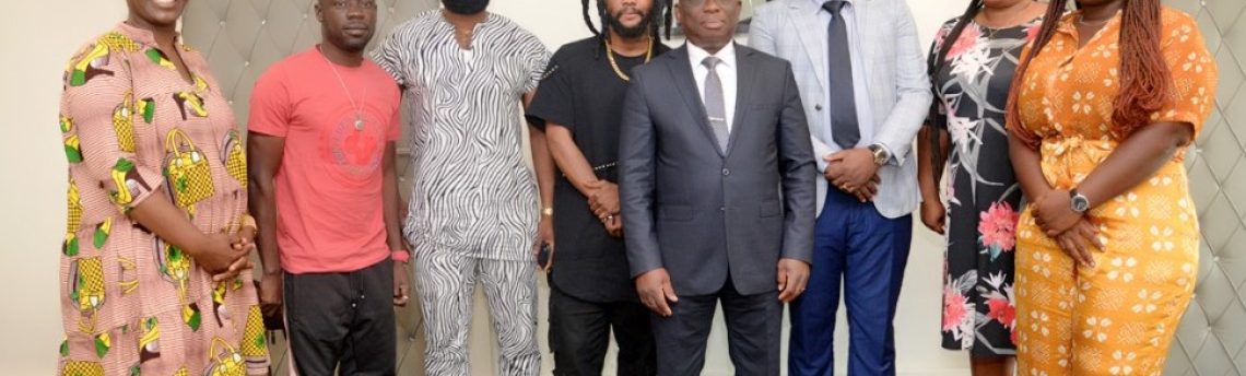 Culture : OBAM’S chez le Ministre KOUADIO Konan Bertin pour l’inviter à son concert du 18 décembre 2022.