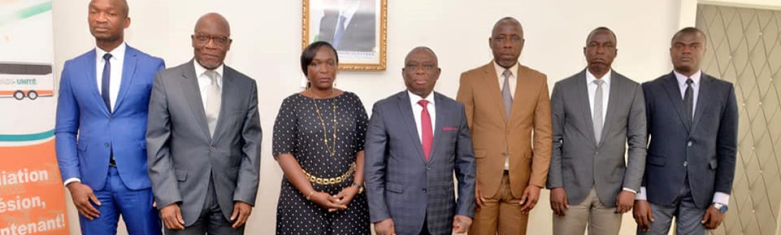 Ministère de la Réconciliation et de la Cohésion Nationale : Le Ministre KOUADIO Konan Bertin remet les actes règlementaires aux Inspecteurs du ministère.
